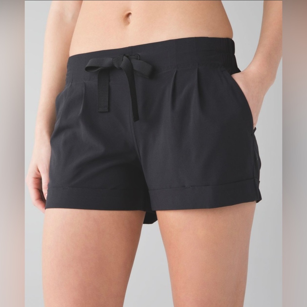 Lululemon Size 4/6 Spring Break Away Shorts Black